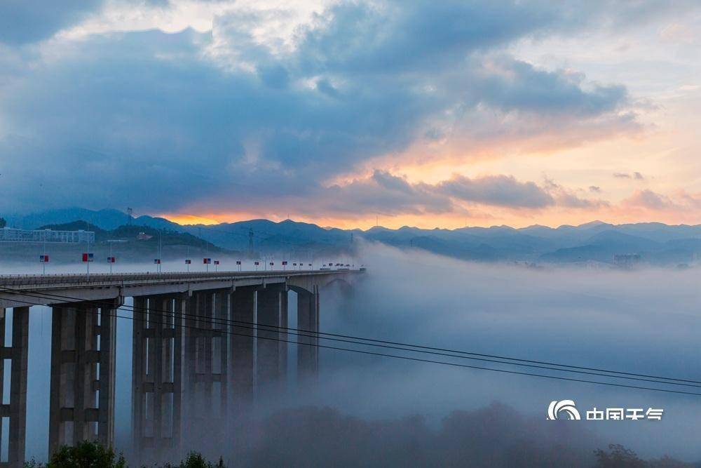 贵州息烽雾气弥漫大桥如在云端