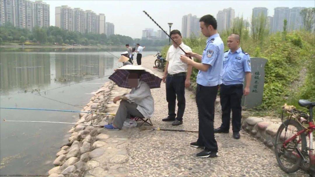 在联合行动中,执法人员对在峨眉河两岸违规使用多杆或多钩钓鱼行为,当