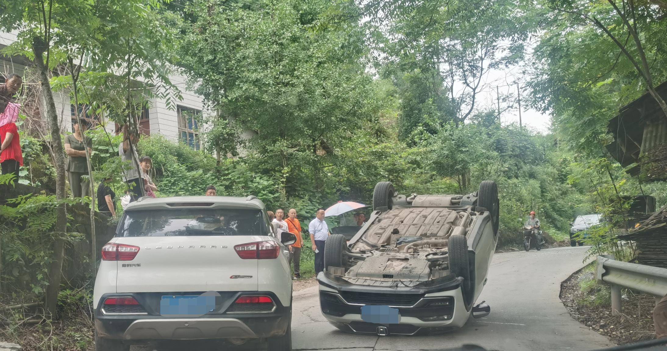 常德乡间小路发生车祸,过路铁警立即驾警车送伤者就医