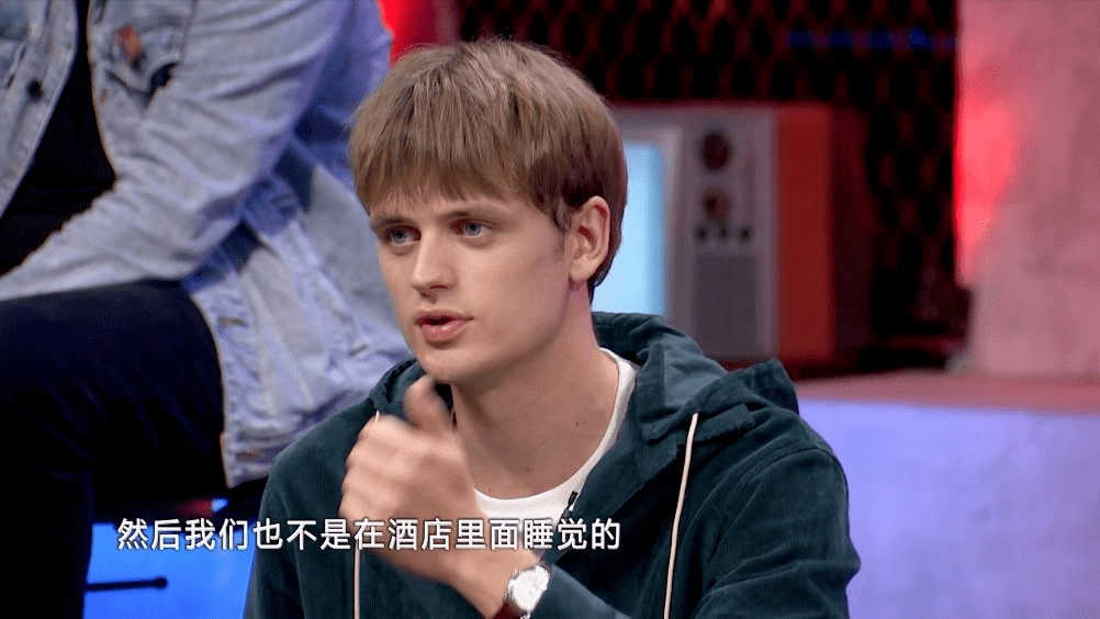 据她女朋友记叙的相爱故事中所言,顾思达大一结束后在海上不分昼夜地