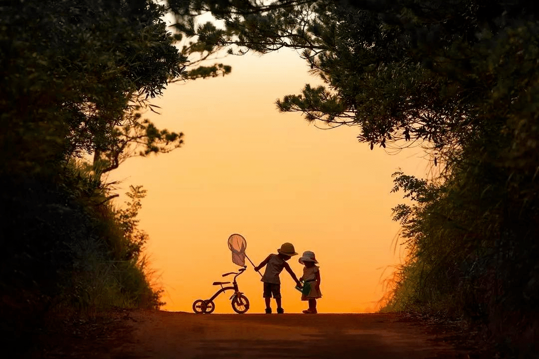 夕阳西下,两小无猜