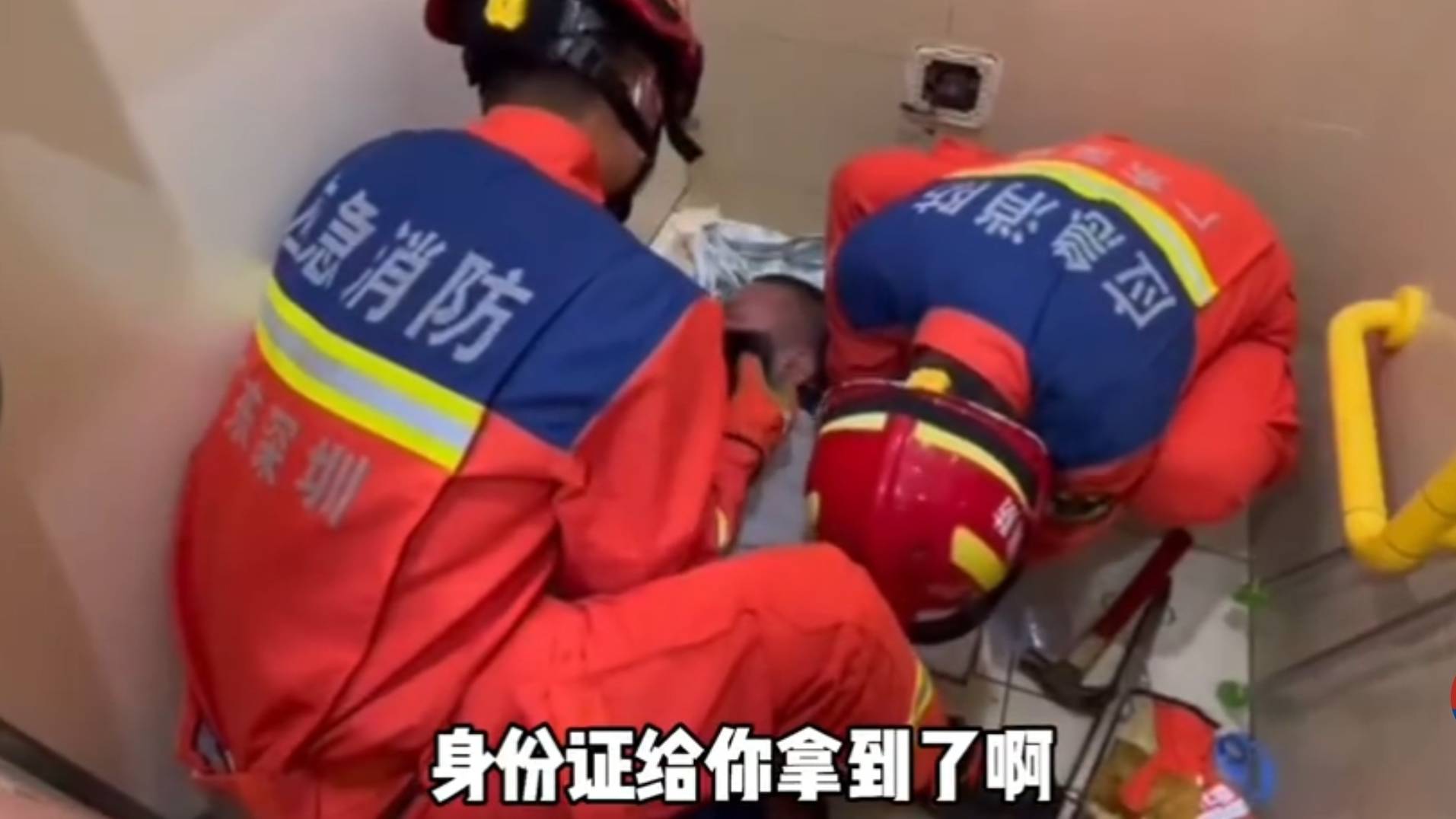 醉酒男子厕所里捡身份证时滑倒脸贴蹲坑手卡下水道网友大型社死现场