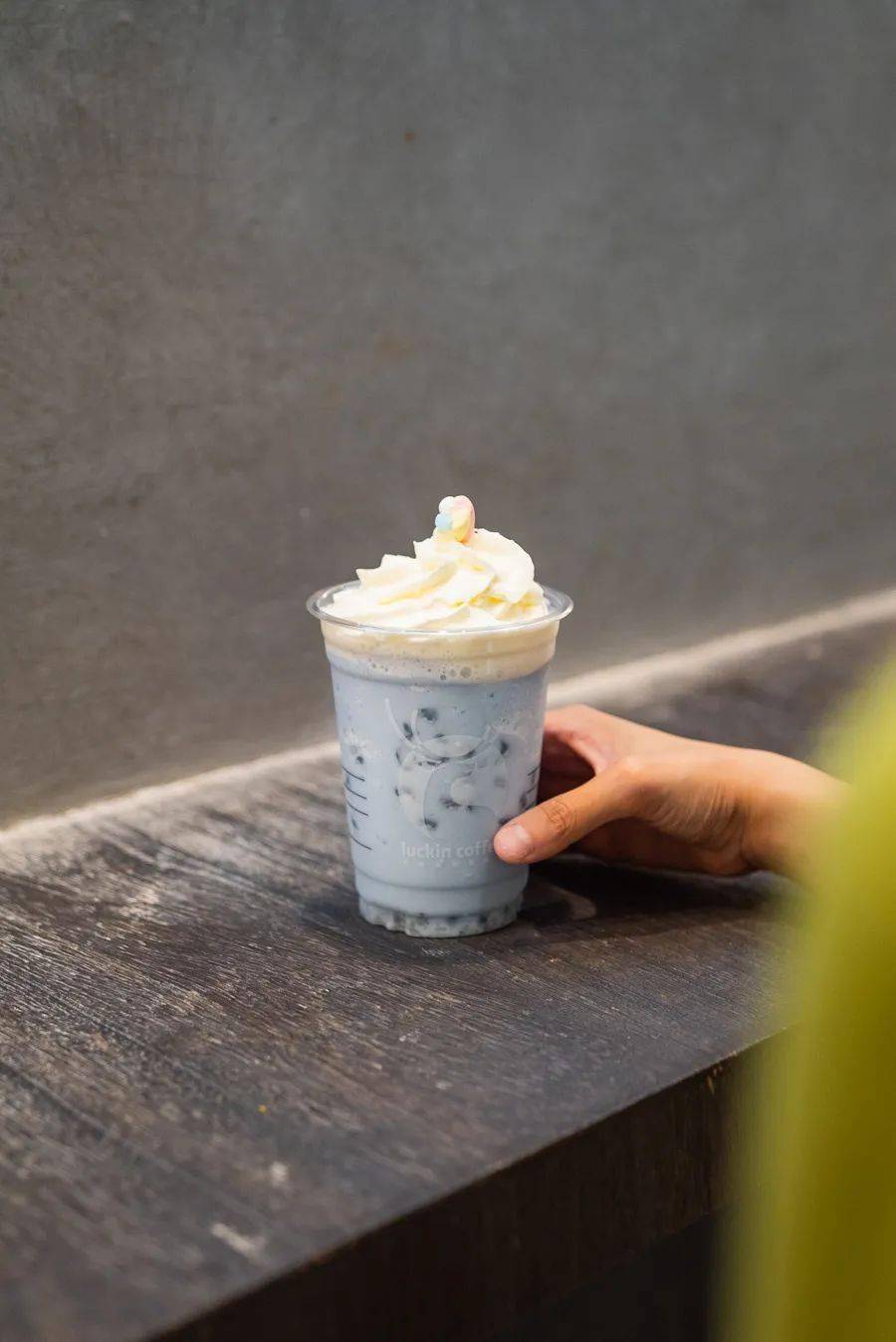 蓝色的生椰拿铁瑞幸颜值新天花板