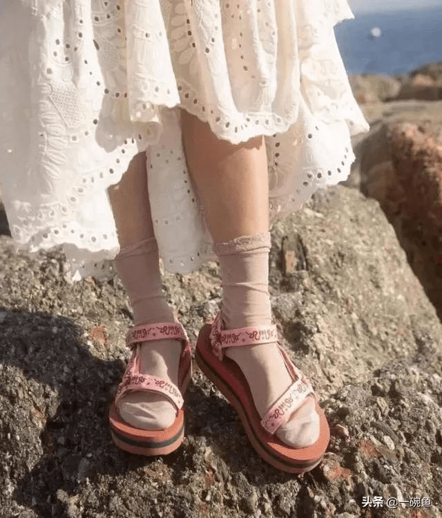 翻车|凉鞋翻车大赏？收下这份夏日鞋子穿搭指南，秒get女星同款大长腿