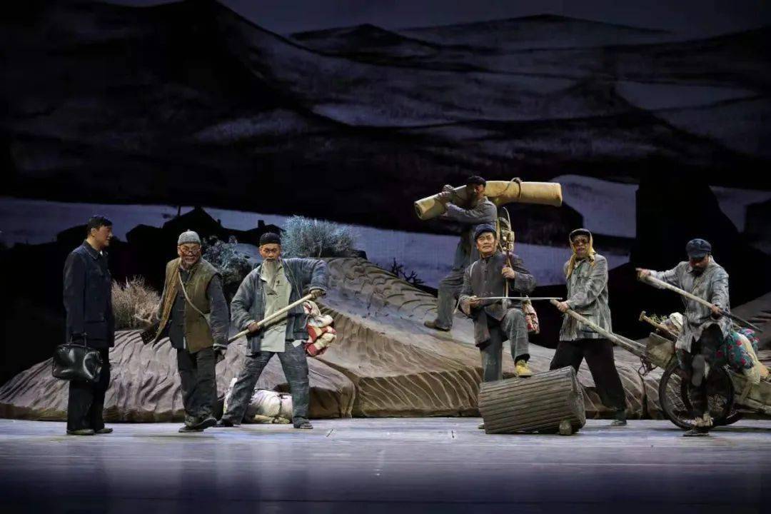 央媒为甘肃新剧点赞!话剧《八步沙》晋京演出引好评如潮