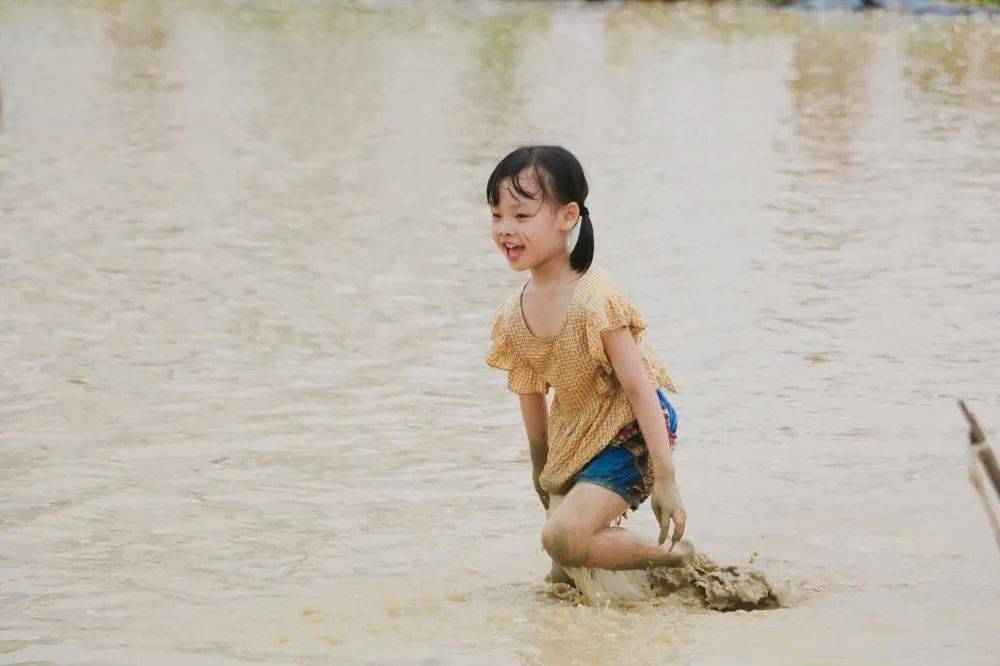 暑假周末这么玩美丽南方周末稻田垂钓孩子们的泥巴乐园