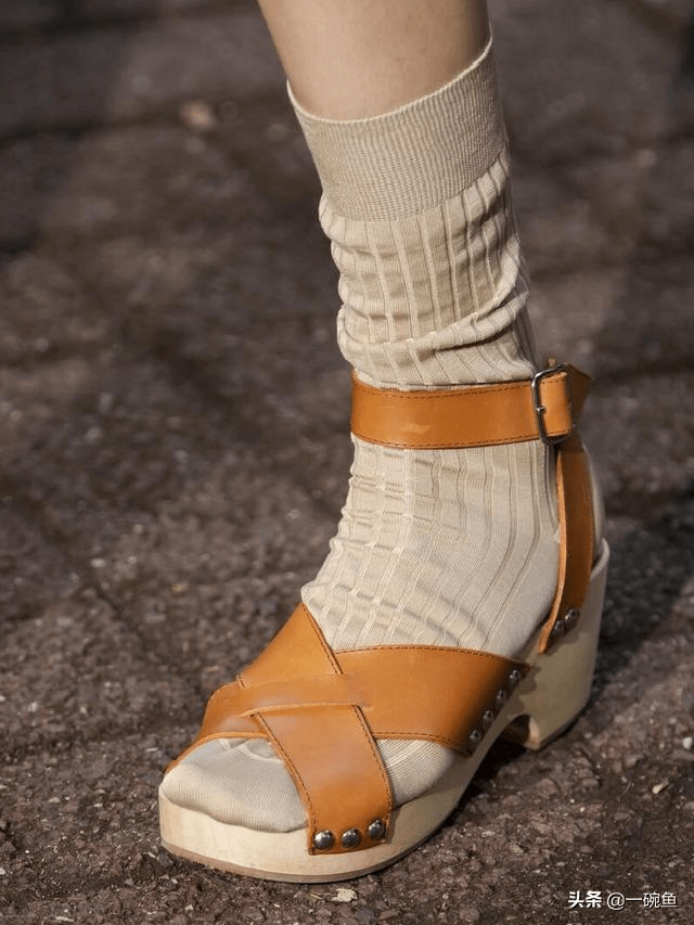 翻车|凉鞋翻车大赏？收下这份夏日鞋子穿搭指南，秒get女星同款大长腿