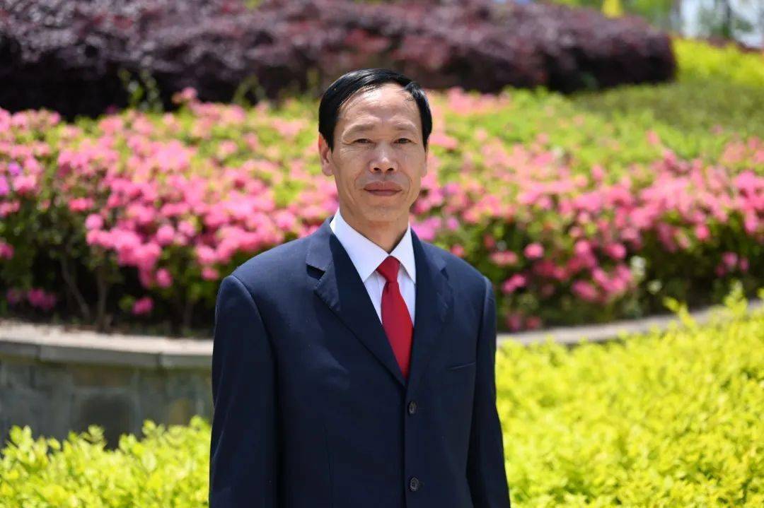 中共党员,西南大学化学系化学教育专业研究生毕业,原毕节八中副校长