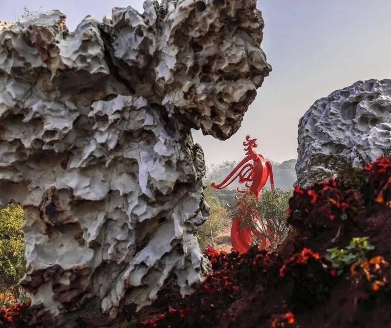 高州一奇石园林景区6万元 征集门口对联的上联,下联:天南独秀凤凰园