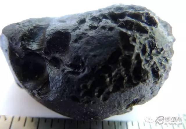 火山熔炼形成的隐晶质玻璃岩常被人误认为是陨石火山流纹岩(浮石)常被