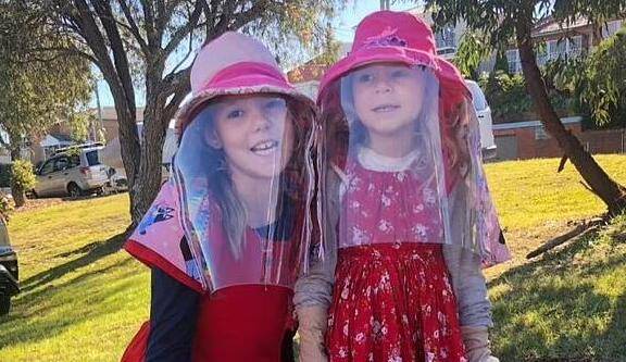 阳光|澳大利亚一对姐妹对阳光过敏 每天都要穿防护服出门