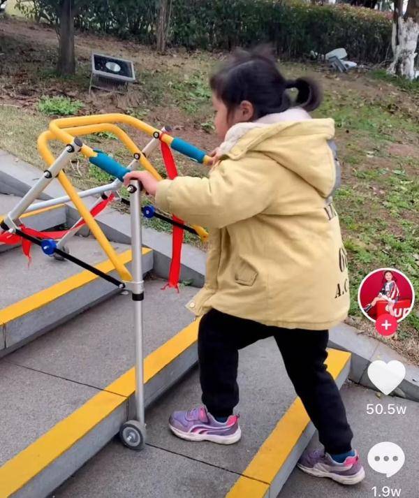 过程|不服输！被诊断可能终生坐轮椅的6岁小姑娘，如今能跑了
