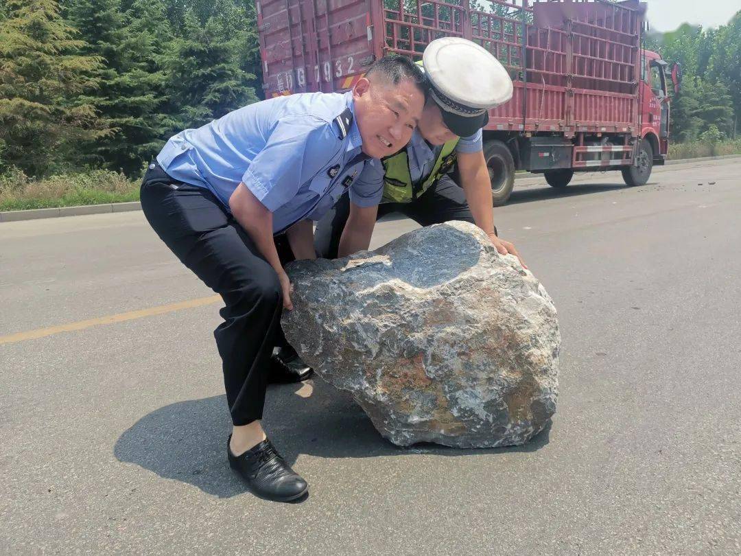 突发:一大石块散落邹城街头.