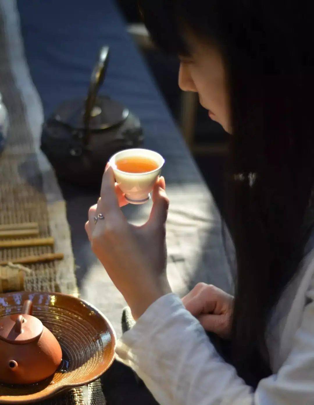 与一天喝茶不到1杯的人相比,  每天喝5杯以上绿茶的男性因脑血管病