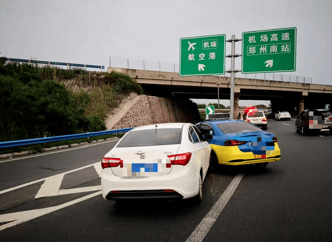 事故是由於出租車司機在沒有觀察路況和壓實線的情況下違規變道引發的