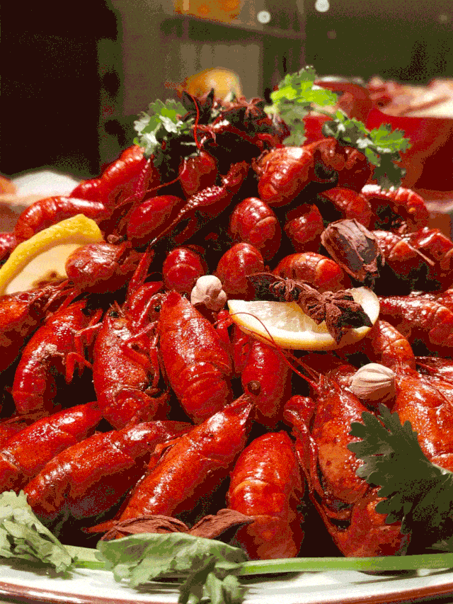 夜宵c位,没谁不爱的小龙虾来了~平时和朋友们聚会,哈个啤酒聊个天分