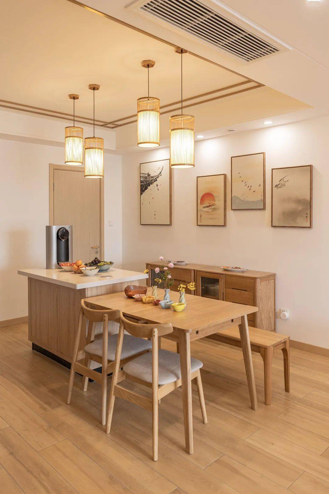 原木色的家具贴近自然,样式简洁,使空间具有禅意