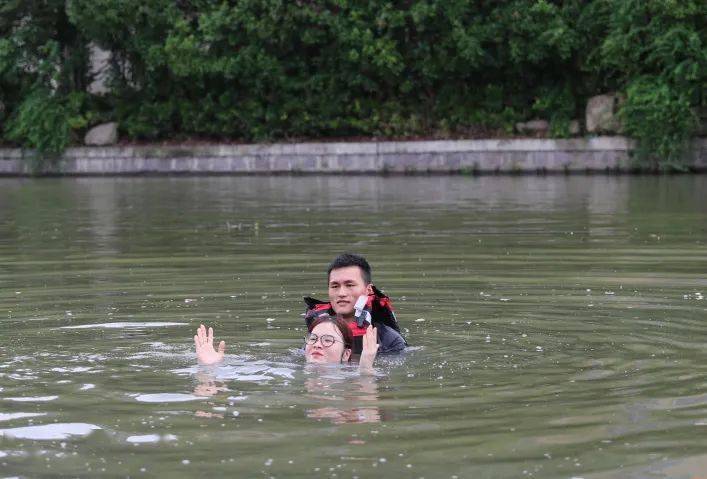"并且双手举起水域救援专业工作人员告诉大家会游泳就可以下水救人吗?