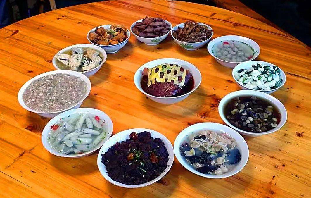 茂林酒席,"烧髈粉渣十二碗",中途出粉渣时要放火炮双响,主人家敬酒.