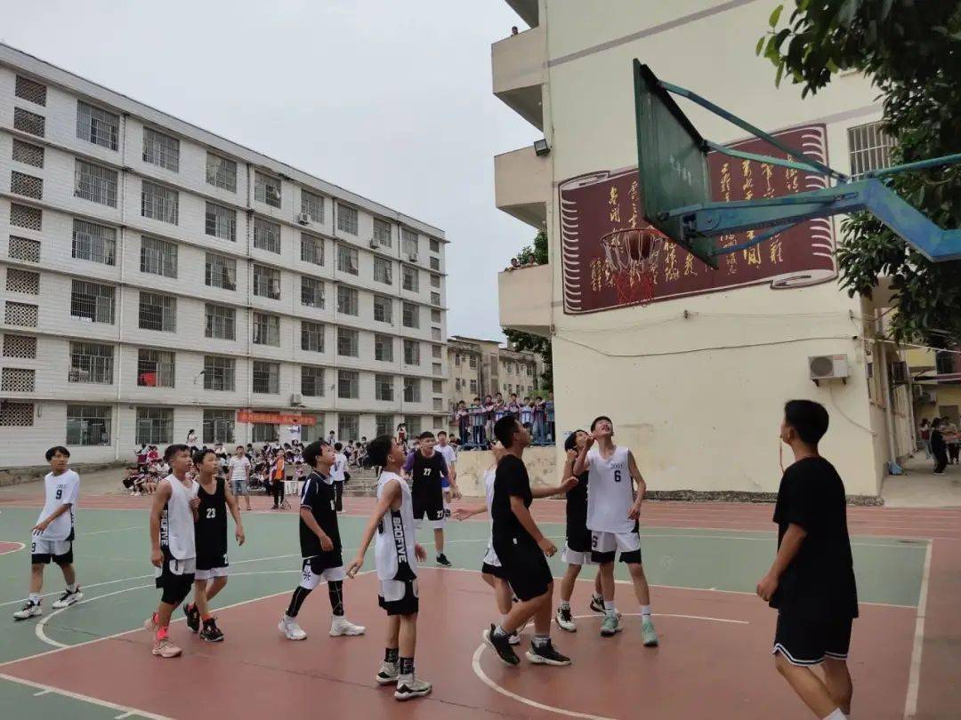 来源:横州镇第一初级中学 宋萍篮球点燃青春热血为积极响应全民健身
