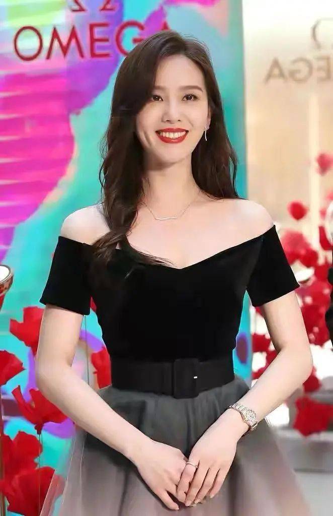 刘诗诗生图曝光太惊艳,戴22万名表,穿深v礼服秀性感曲线!_活动
