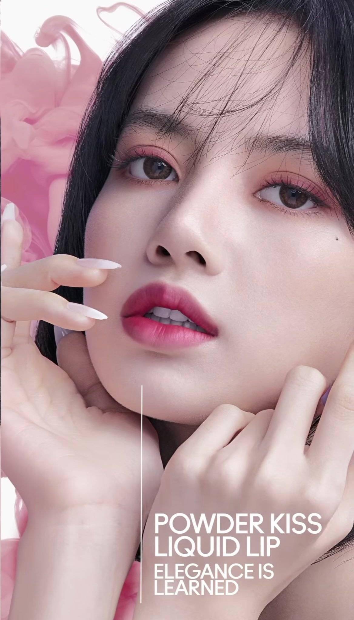 代言人lisa最新广告宣传图浪漫桃系妆容打造真人芭比美貌