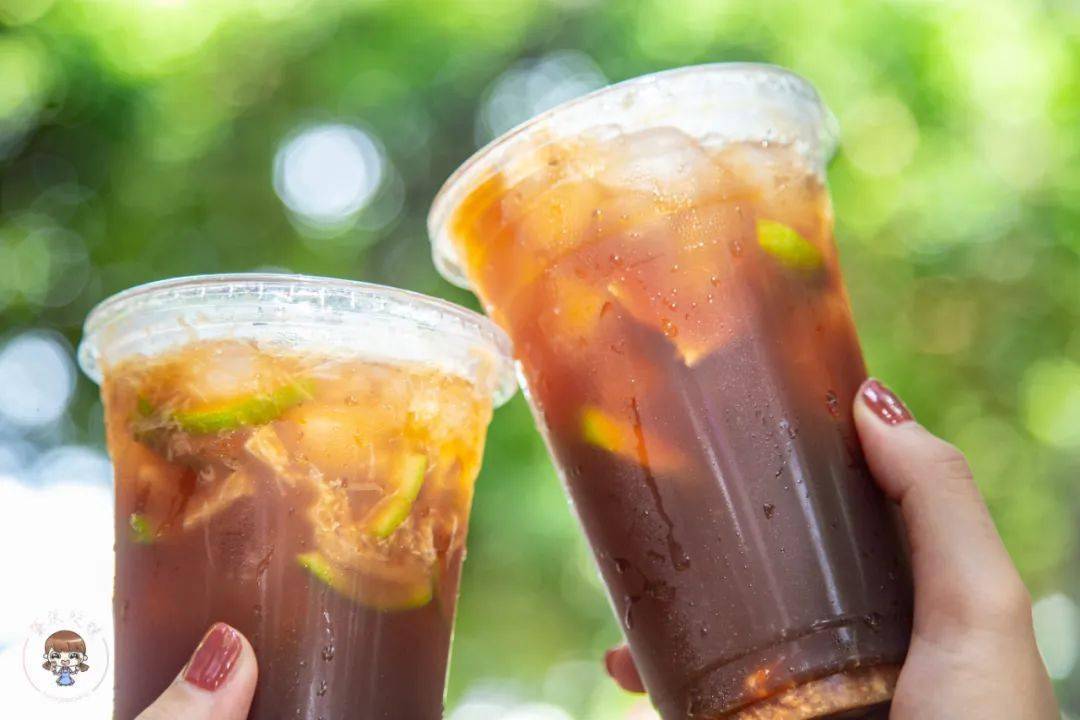 甘甜的陈皮沉于杯底,普洱茶特有的清香跟陈皮颗粒,柠檬香相互呼应