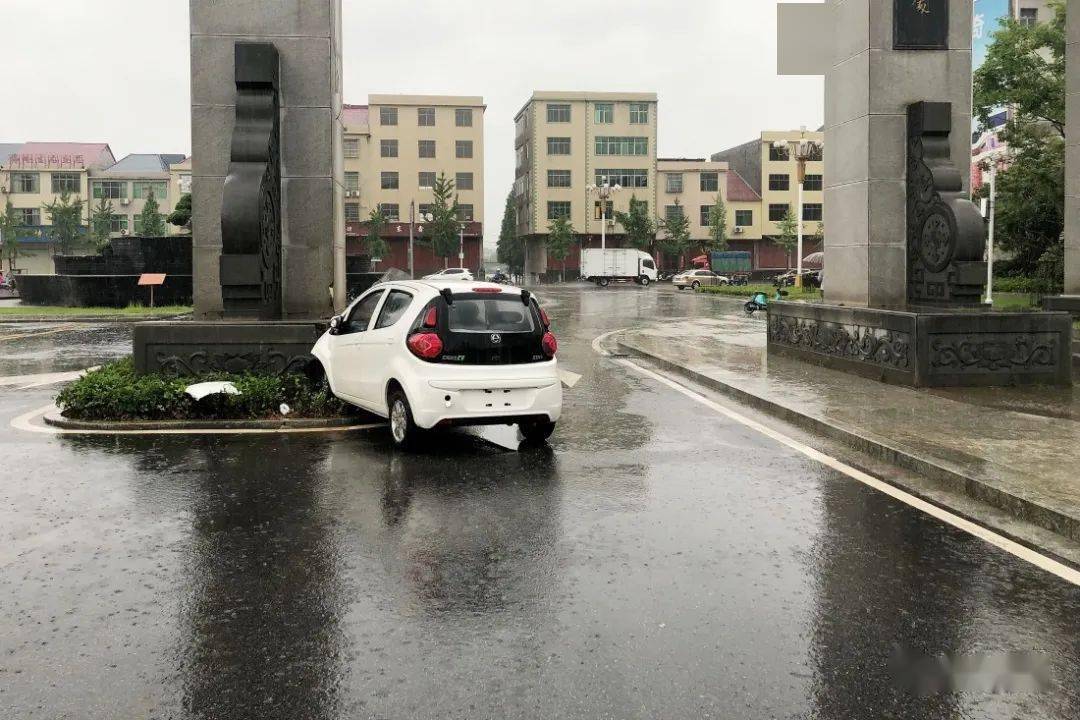 7月1日6时45分许,抚州市东乡区公安局交警大队指挥中心接群众报警:佛