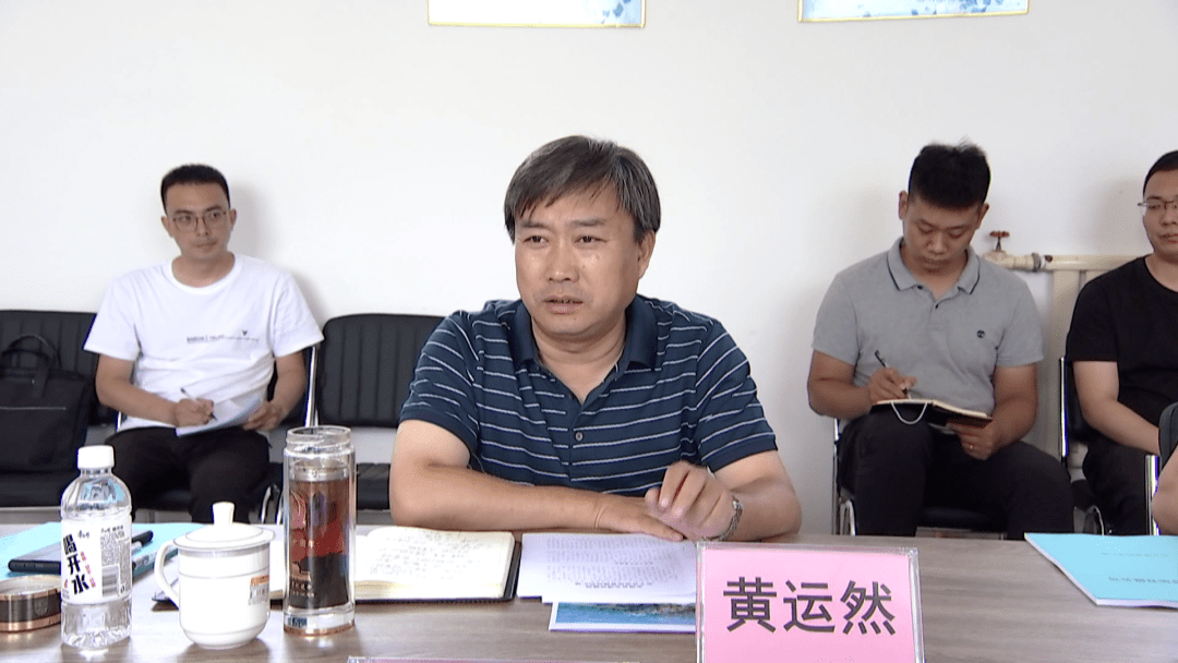 黄运然乘公交车实地了解了公交运行相关情况,并听取