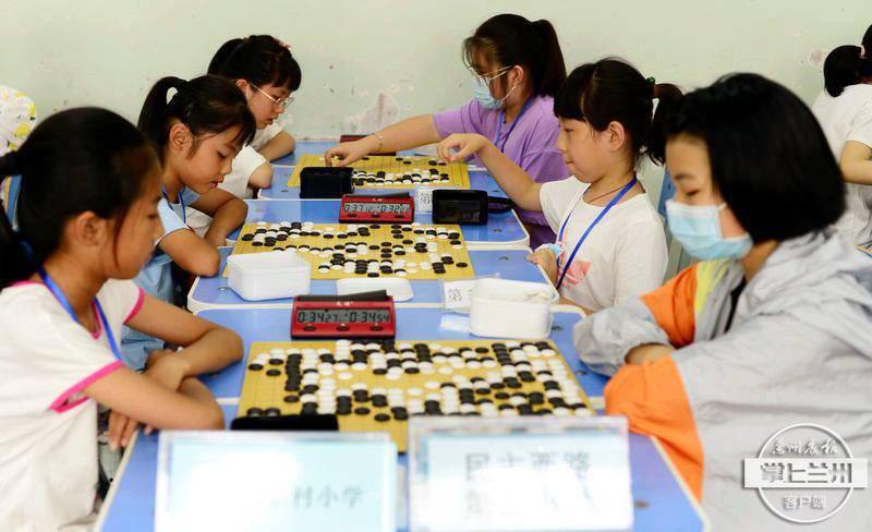 兰州市中小学生围棋比赛开赛300多名小棋手一决高下