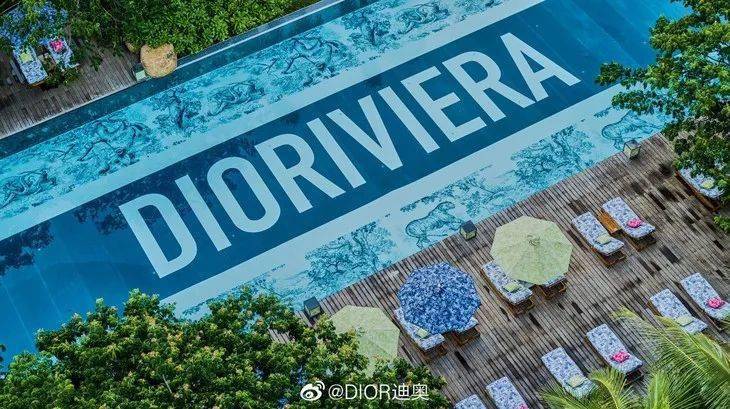 高定|壹周潮话题 | 杨幂的街拍风格变了？(剪刀手没变)
