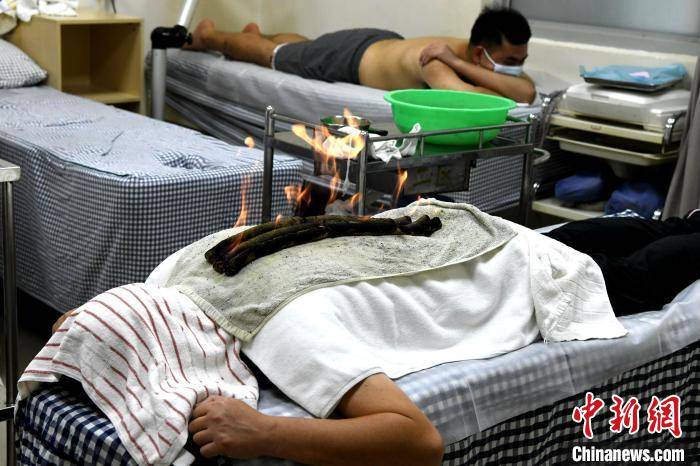 进行|盛夏三伏天 福州市民热衷“三伏灸”