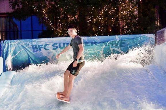 在上海外滩边可以玩冲浪了，“BFC外滩造浪季”带来夏日清凉