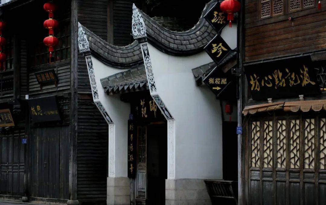 三坊七巷的马鞍墙马鞍墙上面的天际轮廓线形似龙脊,脊背上的青瓦象征