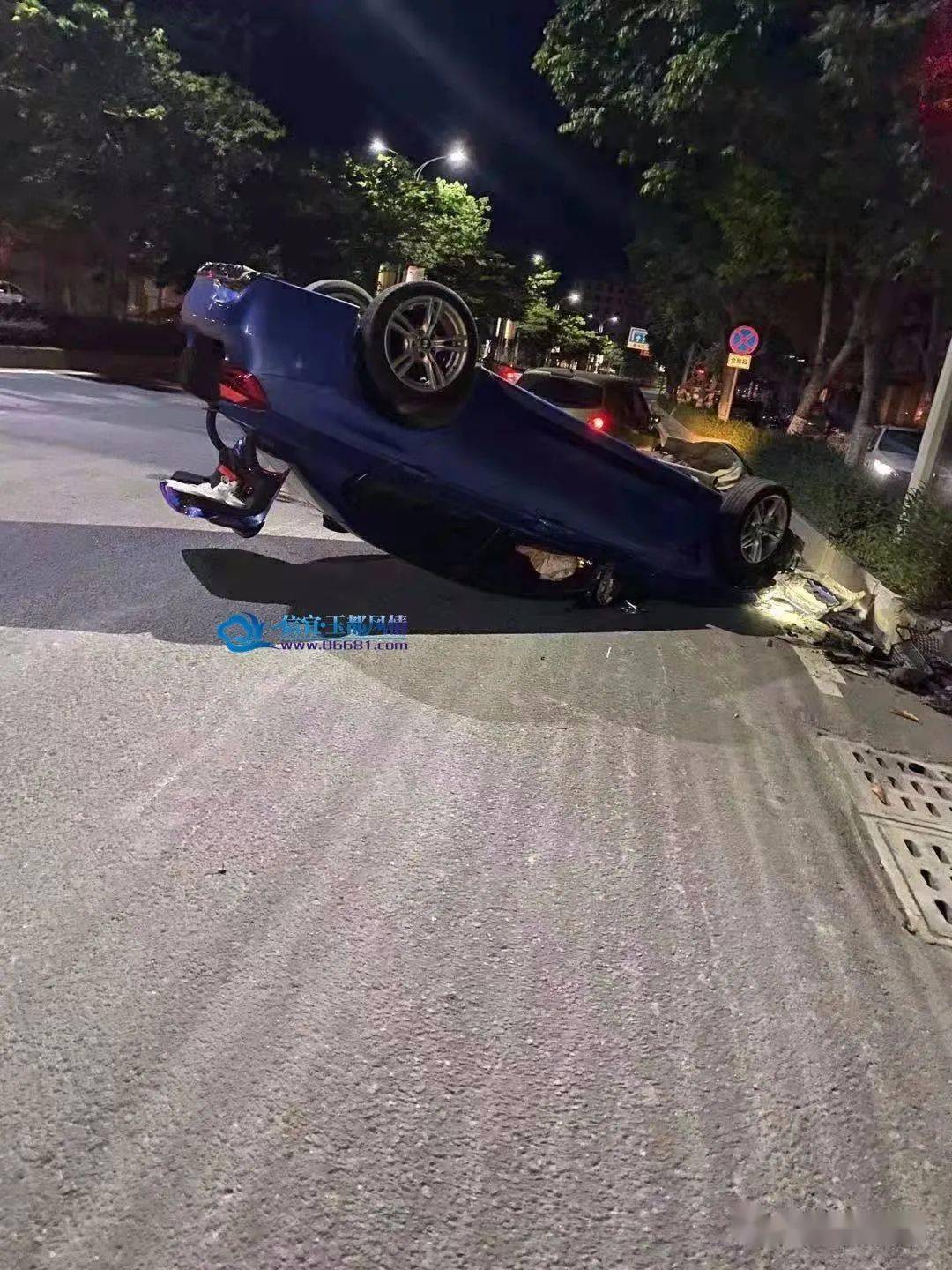 图 信宜 一小车疑似撞上路边花基导致侧翻 迎宾大道