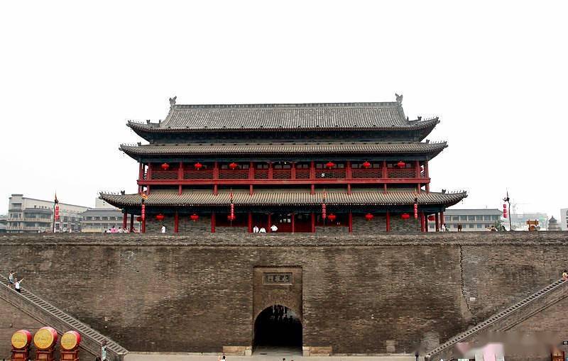 西安古城墙下的美食街_永宁门