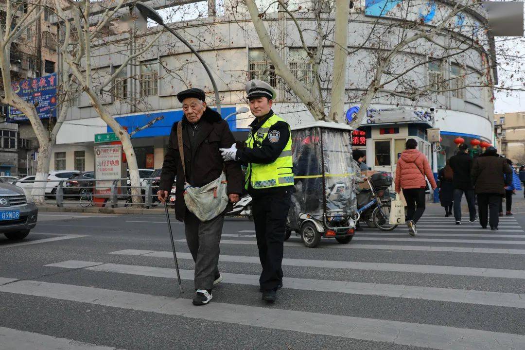 交警扶老人过马路图片图片