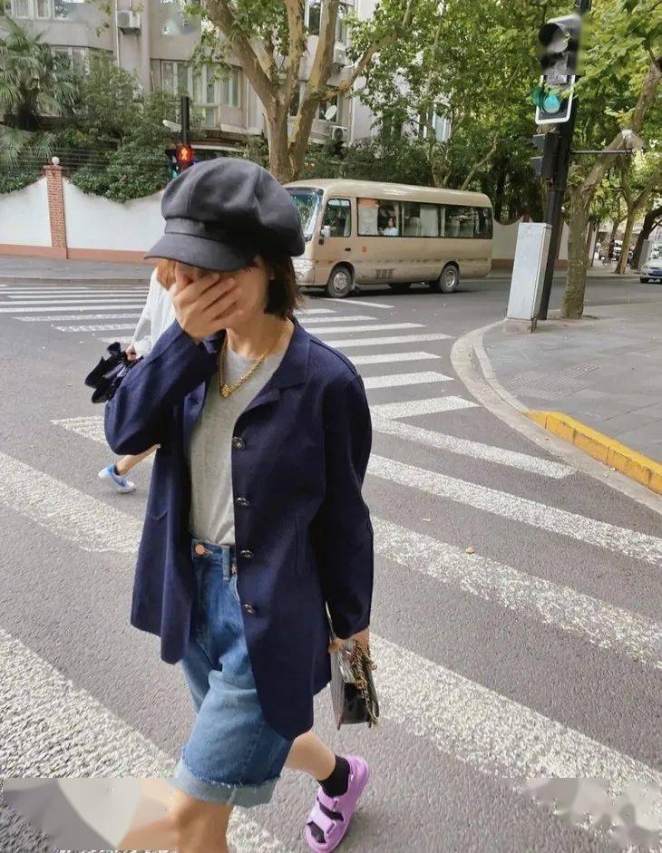 高定|壹周潮话题 | 杨幂的街拍风格变了？(剪刀手没变)