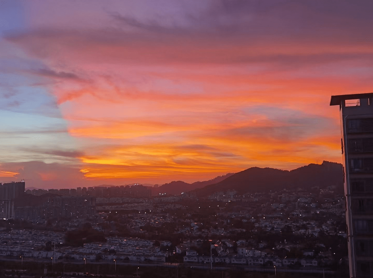 视频图集广州入伏首日天空划下一道有分界线的晚霞