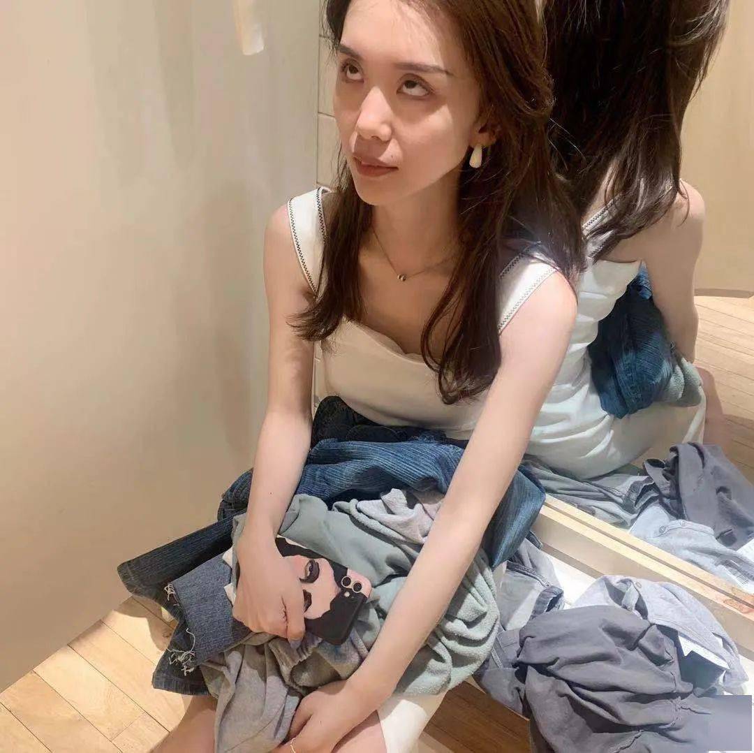 批发|杨幂最近是在BM搞起了批发吗？100多的背心短袖天天换着穿！