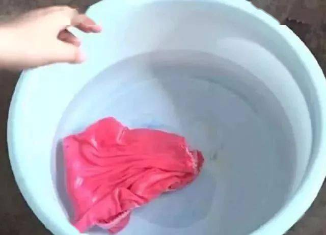1,淘米水洗涤法因为女性特殊的生理构造,经常会有分泌物沾在内裤上