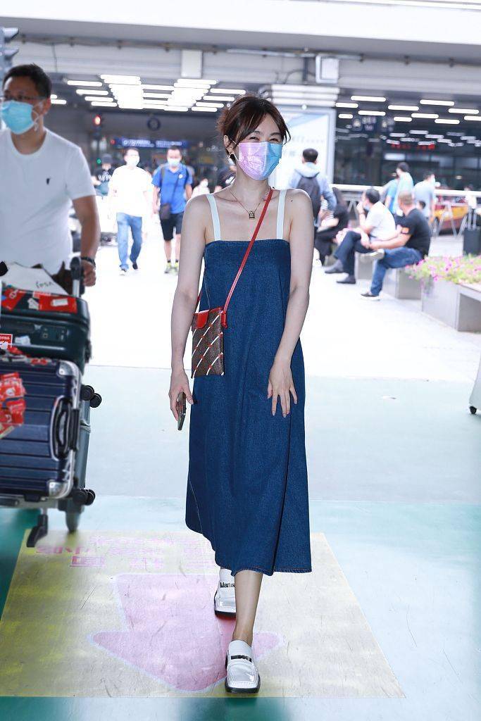 方头|李菲儿戴梦幻口罩笑容明媚 穿吊带长裙露香肩变甜酷少女