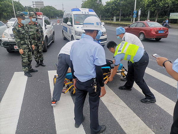 高温天多名老人路上中暑,上海民警紧急救助迅速送医