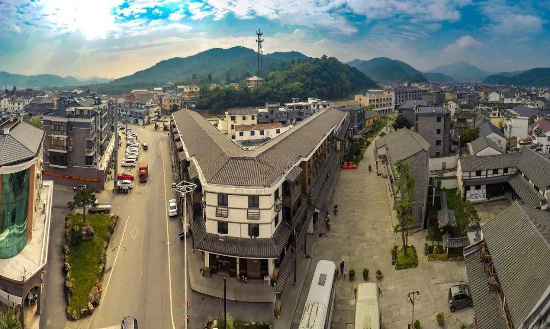 袁勇刚走进萧山网直播间畅谈数智楼塔探索发展新路径绘就美丽新图景