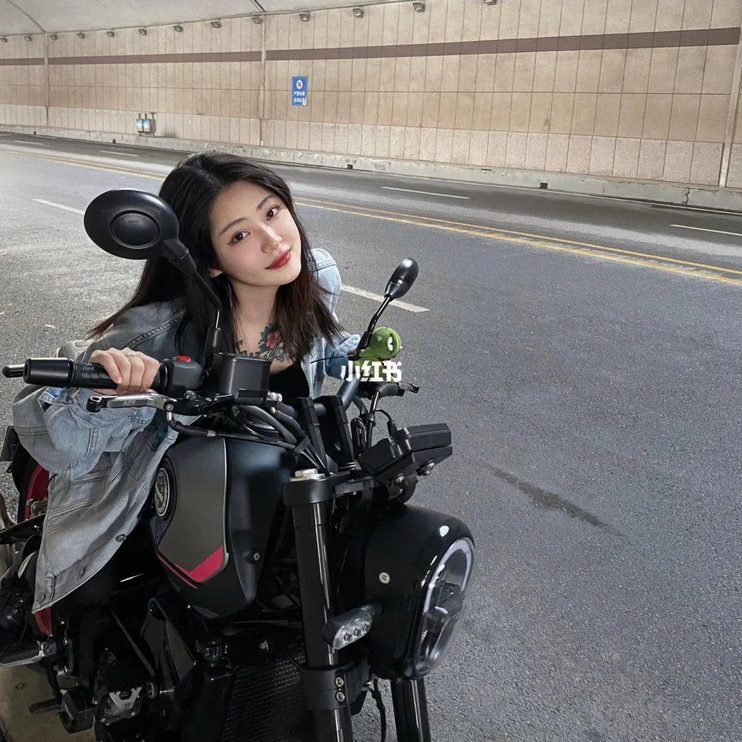 新手小白:幼狮250女王粉真的是颜值超高,又炒鸡适合小个子女生骑的高