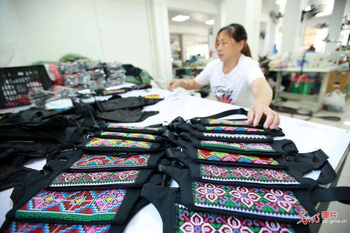 native|Embroidery workshop helps local poverty alleviation in SW China's Guizhou