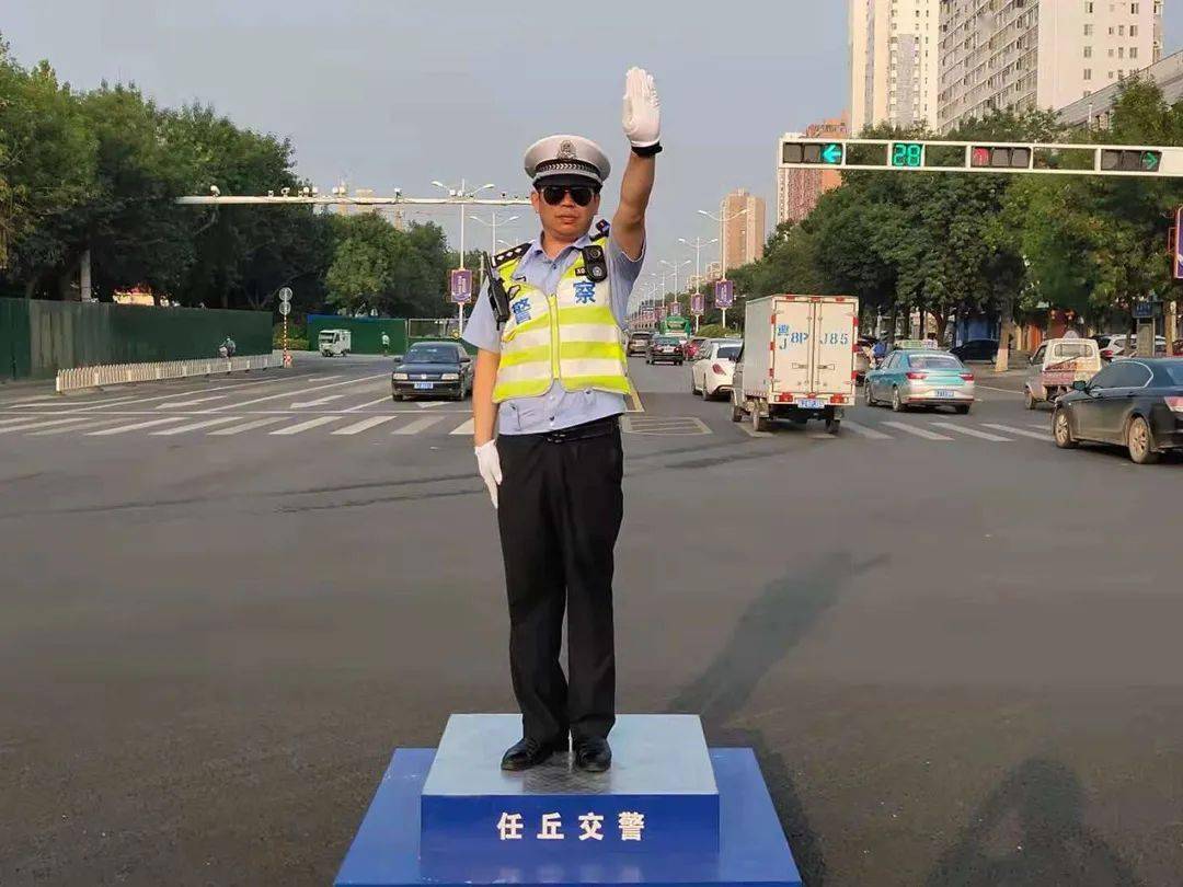 交警靠边停车手势图图片