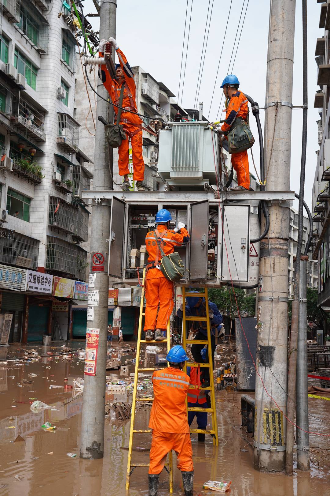 洪災致12萬戶停電 國網達州公司全力搶修 預計今日全部恢復供電