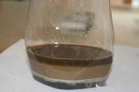 静置24小时以后液体分层,最下层为水,中层为油水乳浊液,上层为机油将