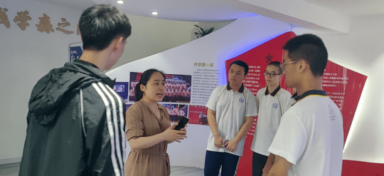 钱学森馆内,三中学子为市民们讲述……_福州